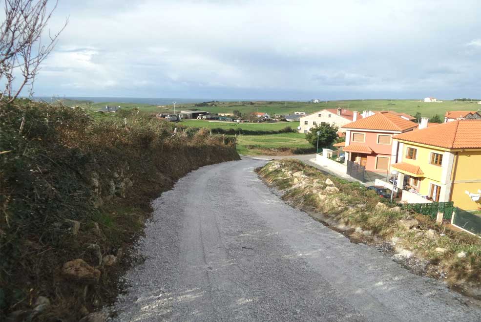 Trabajos de limpieza y recuperación de caminos en Tagle, Hinojedo y Puente Avíos SuancesTagleElCaleruco