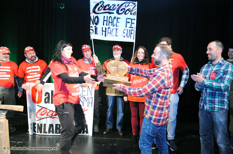 Una delegación de trabajadores de Coca-Cola Fuenlabrada recibe el II Premio Esther García a la Lucha Ciudadana ACPTPRemioCocacola