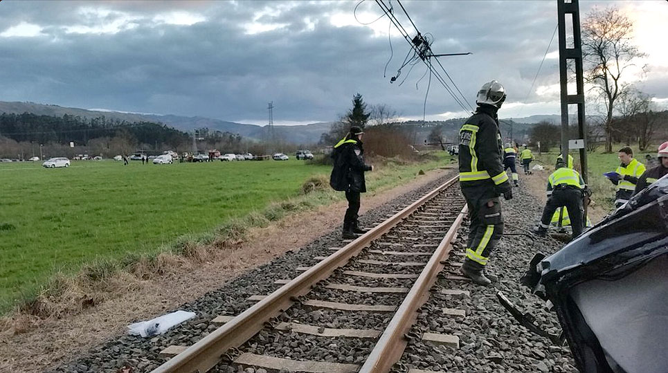Dos vecinos de Torrelavega fallecen al arrollar el tren la furgoneta en que viajaban en Casar de Periedo AccidentePasoNivel1601