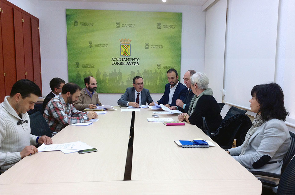 La redacción del Plan Estratégico 2017/2027 saldrá a licitación en 60.000 euros y un plazo de un año JuntaPortavoces02