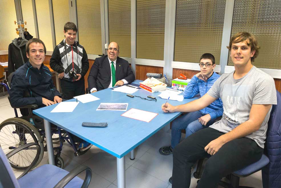 Los alumnos del IES Miguel Herrero preguntan al consejero de Medio Rural sobre incendios, el lobo y el conflicto de la leche OriaIESMiguelHerrero