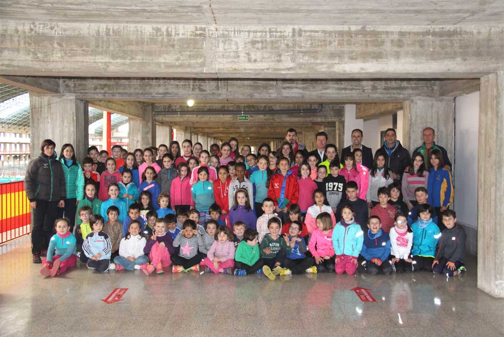 Los chavales de la Escuela Municipal de Atletismo estrenan la pista cubierta de “running” en el Ferial PRCSanchezAtletismoEDMFeria