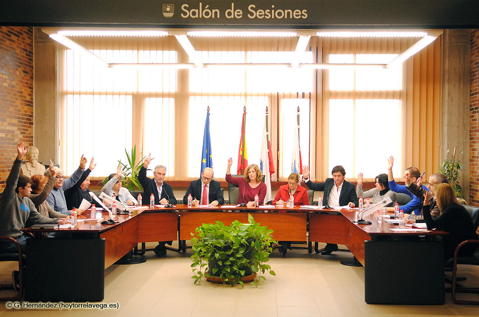 El equipo de gobierno prevé que los vecinos de Polanco podrán disfrutar ya este verano del pabellón y la piscina de Requejada PolancoPlenoVotacionFeb2016