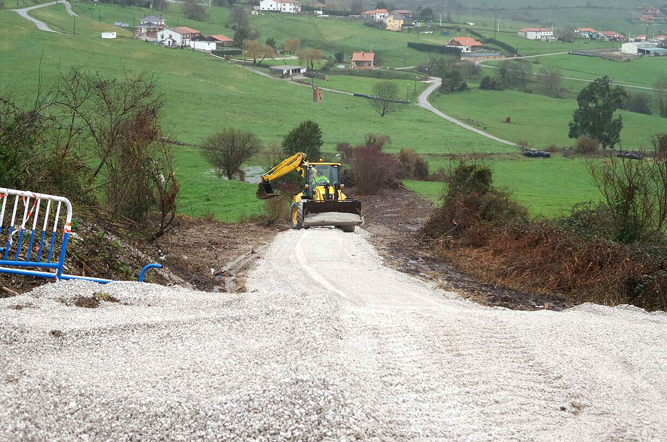 Los trabajos de recuperación de caminos en Puente Avíos mejorarán los desplazamientos de los vecinos SuancesPuenteAviosCaminos