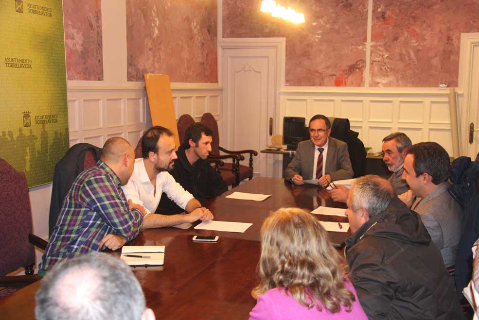 El equipo de gobierno acepta “mover” una zona de carga y descarga en Ceferino Calderón y reubicar algunos contenedores ViaderoComerciantesInmobili