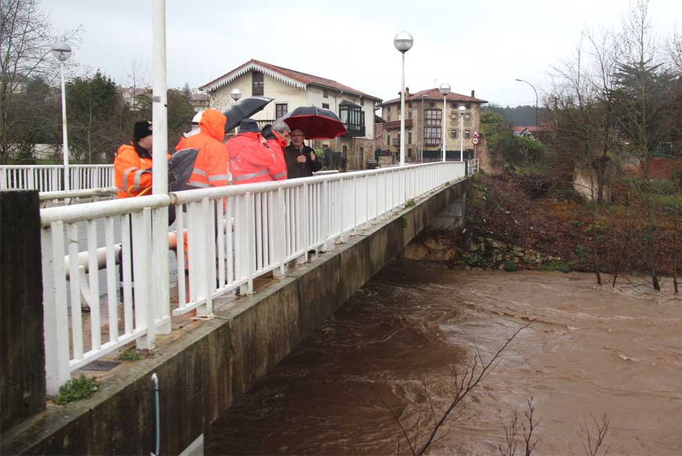El río Besaya alcanza el nivel de alerta a la altura de Torres y se han cerrado los accesos a La Viesca ViaderoSierraCrecidaBesaya