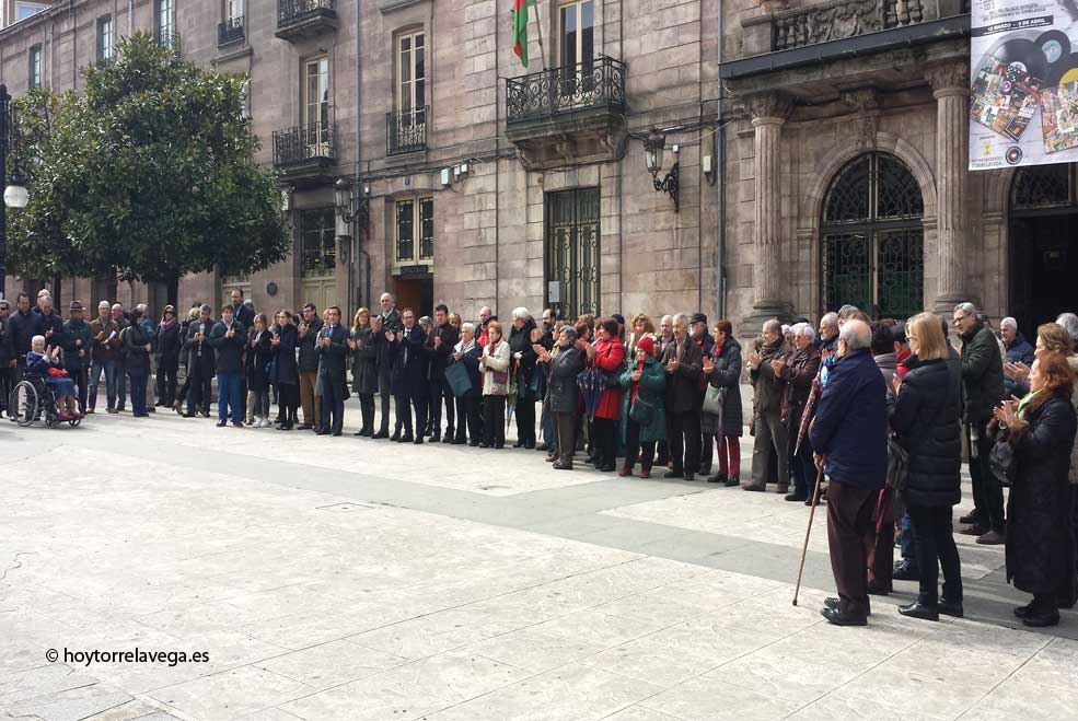 Los ciudadanos de Torrelavega muestran su condena y repulsa a los atentados de Bruselas ConcentracionAtentadoBrusel