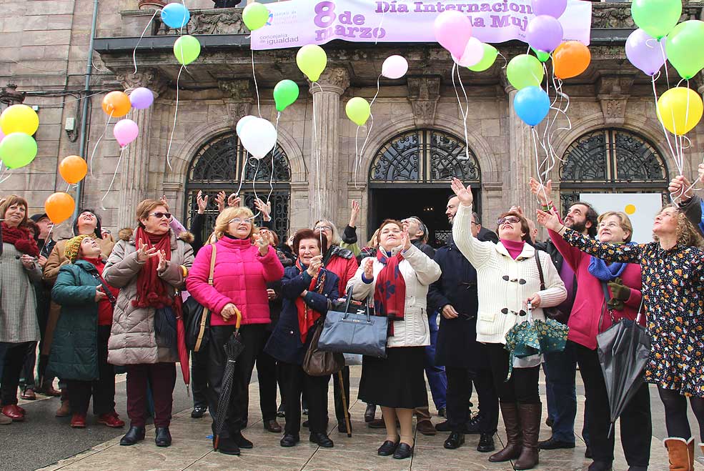 La brecha salarial, los estereotipos machistas y la violencia de género, lacras contra las que luchar en el camino a la igualdad DiaMujerTorrelavega201601