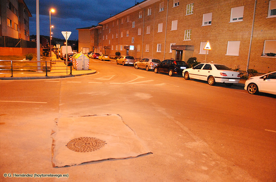 Aparece un soplao junto a los edificios de la Avenida Moneche afectados por grietas GanzoSoplaoMoneche