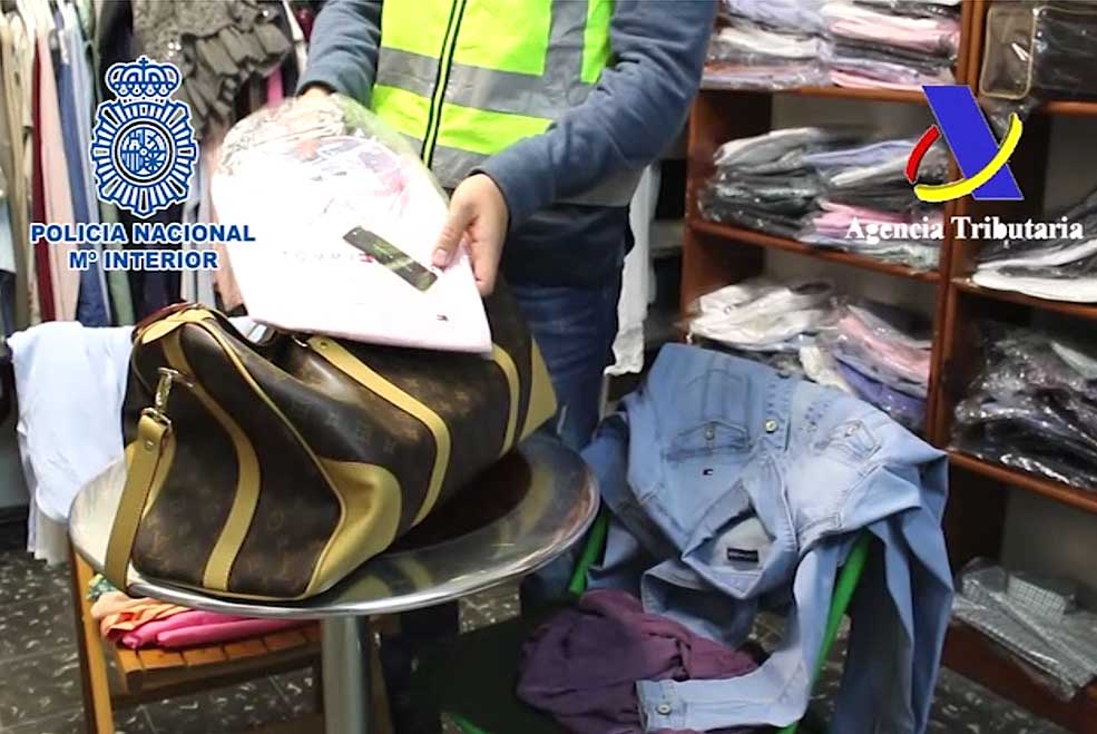 Detenidos en Torrelavega cuatro miembros de una red de falsificación de productos de lujo desmantelada en Valencia PoliciaRedTocho