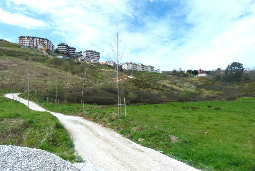 La nueva senda que comunica la parte alta de Suances y la zona del puerto estará lista este verano SuancesBajadaMonte