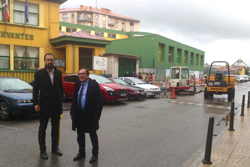 El Ayuntamiento amplia la acera de la calle Carlos Pondal para mejorar la seguridad en el acceso al colegio Cervantes ViaderoEstradaCervantes
