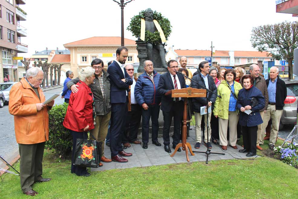 Tradicional acto de lectura de la obra de Miguel de Cervantes junto a la estatua del gran escritor ViaderoEstradaDiaLibro2016