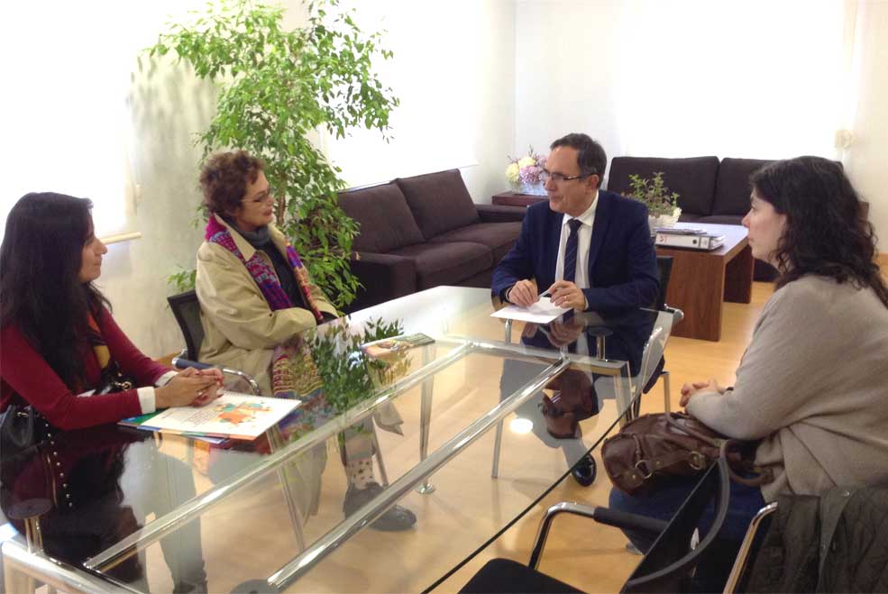 La presidenta de UNICEF traslada al Ayuntamiento los graves problemas de la infancia y en especial de los niños sirios ViaderoUnicefPresidenta