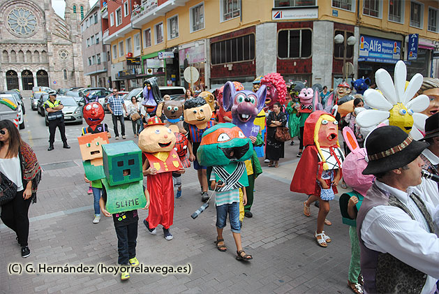 Los niños aprenden a elaborar cabezudos y mostrarán sus trabajos en el desfile de apertura de las Fiestas Patronales f03
