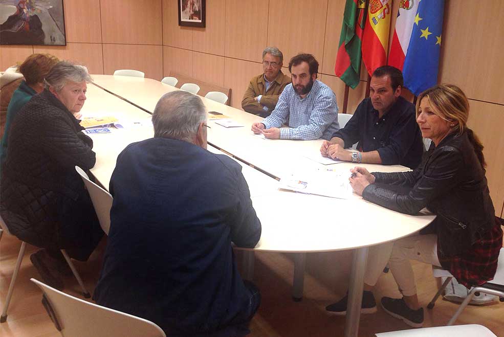 La recogida de cartón comercial aumenta a 17,5 toneladas mensuales y el Ayuntamiento aspira a llegar a las 25 PSOEOyarbideComerciantescarton