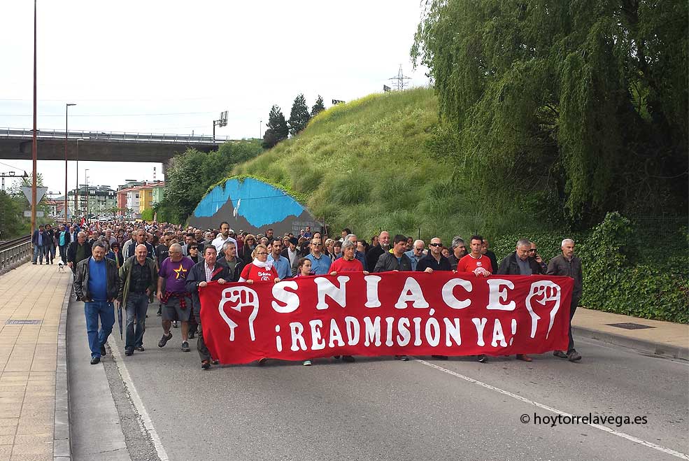 Llamamiento “rotundo y urgente” de la plantilla de Sniace al Gobierno regional para que en 48 horas cumpla sus compromisos SniaceManifa130516