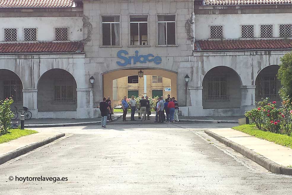 El número de jubilaciones y el salario social es lo único que separa a empresa y comité de Sniace para cerrar un acuerdo SniaceReunion270516