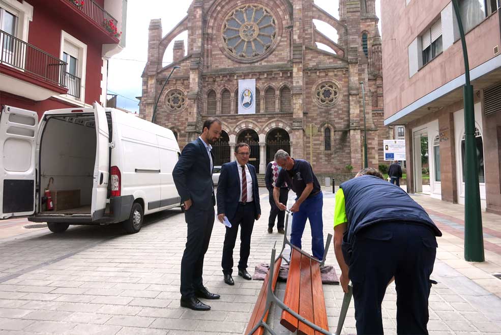 La instalación de mobiliario urbano completa la peatonalización de la calle Pablo Garnica ViaderoEstradaPabloGarnica