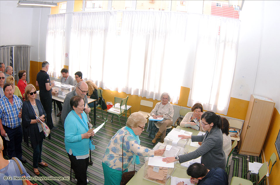 Elecciones 26-J: La jornada en Torrelavega se desarrolla con normalidad y con más participación que la media nacional Elecciones26J2016Votacion