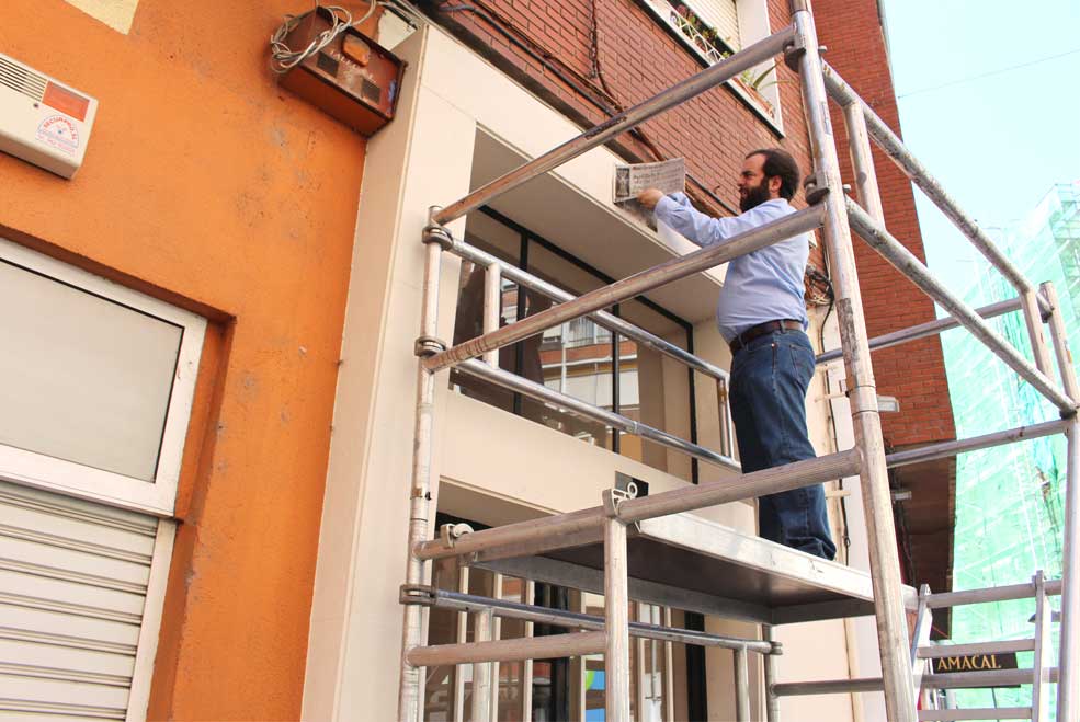 Medio centenar de placas franquistas ya han sido retiradas de edificios de La Inmobiliaria y el centro de Torrelavega PSOEOttoPlacasFranquistas01