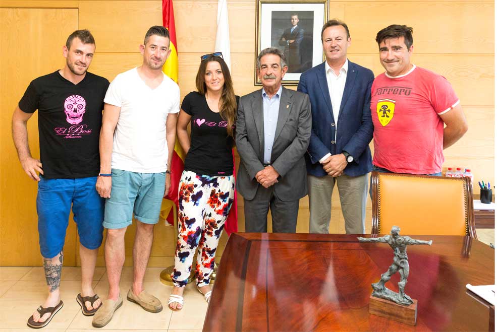 Revilla se compromete con los hosteleros de Suances a promocionar Cantabria «siempre que tenga la oportunidad» RevillaHostelerosSuances