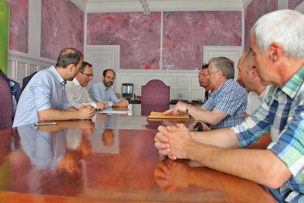 El equipo de Gobierno felicita al comité de Sniace por lograr la reapertura de la fábrica “cuando casi nadie creía” en ello SniaceReunionViaderoJunio16