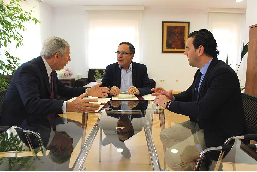 Convenio con el Colegio de Abogados para desarrollar un proyecto de información sobre asistencia jurídica gratuita ViaderoColegioAbogados