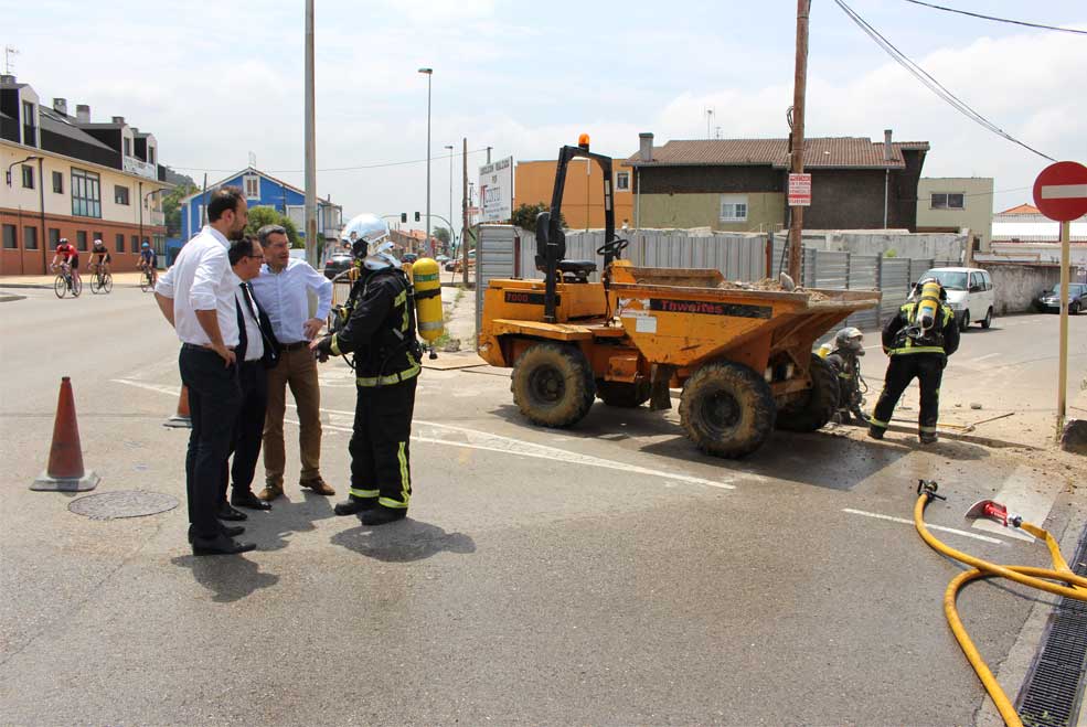 La rotura de una tubería de gas genera alarma en Barreda y obliga a cerrar la gasolinera ViaderoTuberiaBarreda