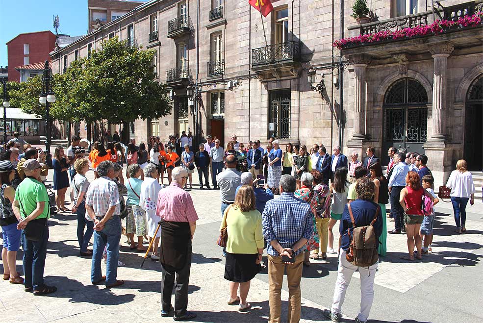 Los torrelaveguenses expresan con su silencio la condena al atentado de Niza y la solidaridad con las víctimas MinutoSilencioNizaok
