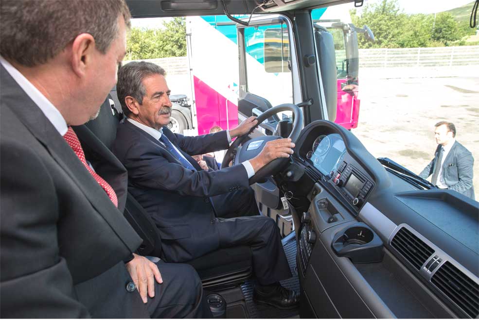 Revilla considera un orgullo que una empresa cántabra como Transportes Lasarte sea «puntera y pionera» en el mundo RevillaTransportesLasarte