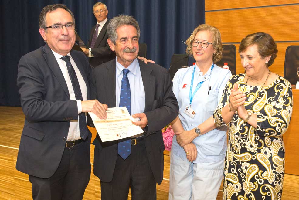 Revilla entrega al alcalde de Torrelavega el premio por su solidaridad en la donación de sangre RevillaViaderoDonacionSangr