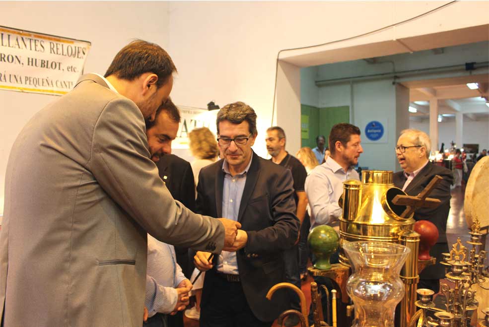 Aficionados a las antigüedades y la decoración retro y vintage tienen este fin de semana cita en Torrelavega FeriaAntiguedades2016Inaugu