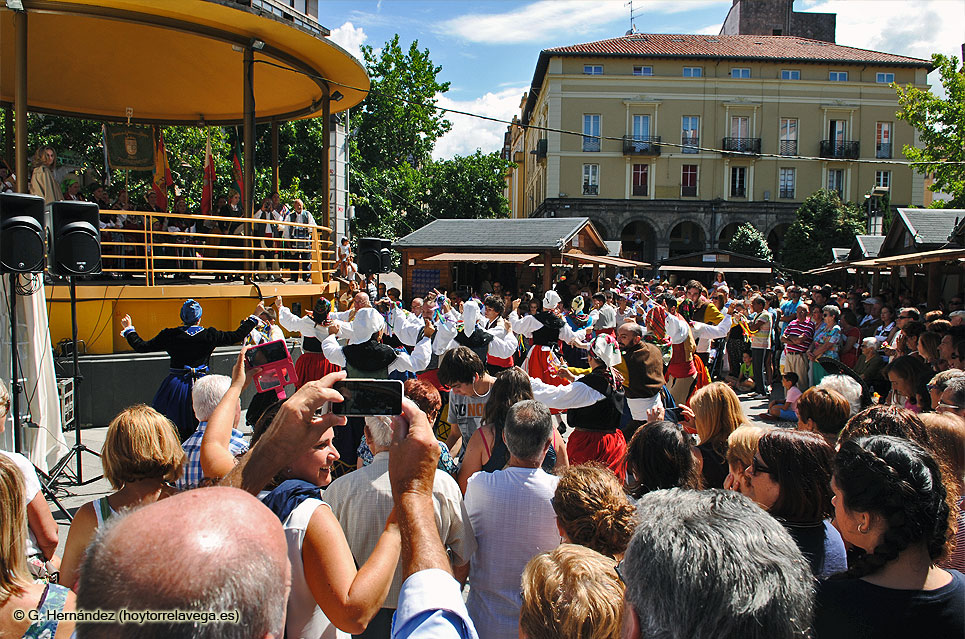 El hojaldre de Torrelavega convence a los visitantes y reconquista a los vecinos FeriaHojaldre1602