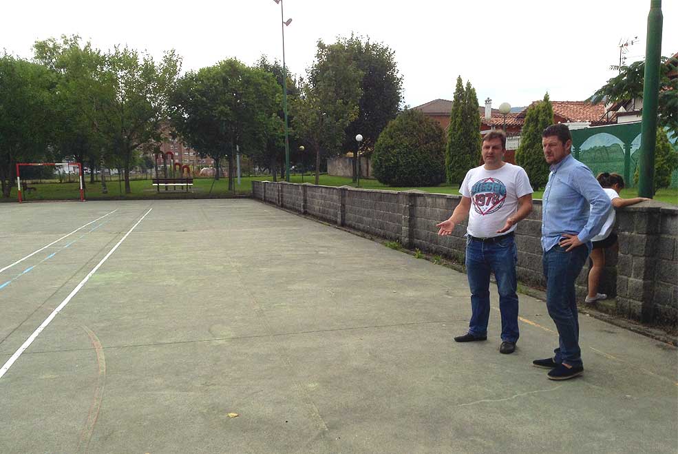 La Concejalía de Deportes se compromete a arreglar la pista deportiva de Campuzano a lo largo de este año y de 2017 PRCSanchezPistaCampuzano