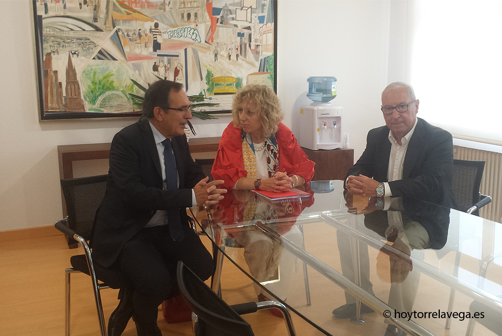 Díaz Tezanos califica de “polémica injusta” las acusaciones del jefe de gabinete de Revilla a Sniace por un supuesto vertido TezanosViaderoPalacio