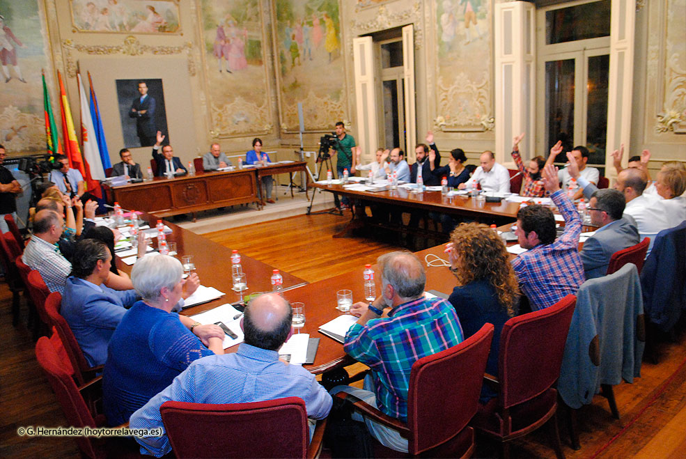 El equipo de Gobierno aprueba el modificado presupuestario de unos 1,9 millones con el apoyo de PP y ACPT PlenoVotacion04102016