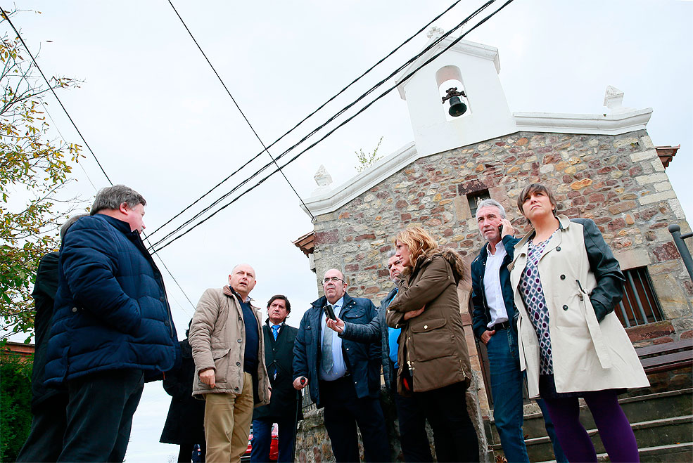 Oria visita las obras de soterramiento de las líneas eléctricas del barrio de Posadillo PolancoOriaSoterramiento
