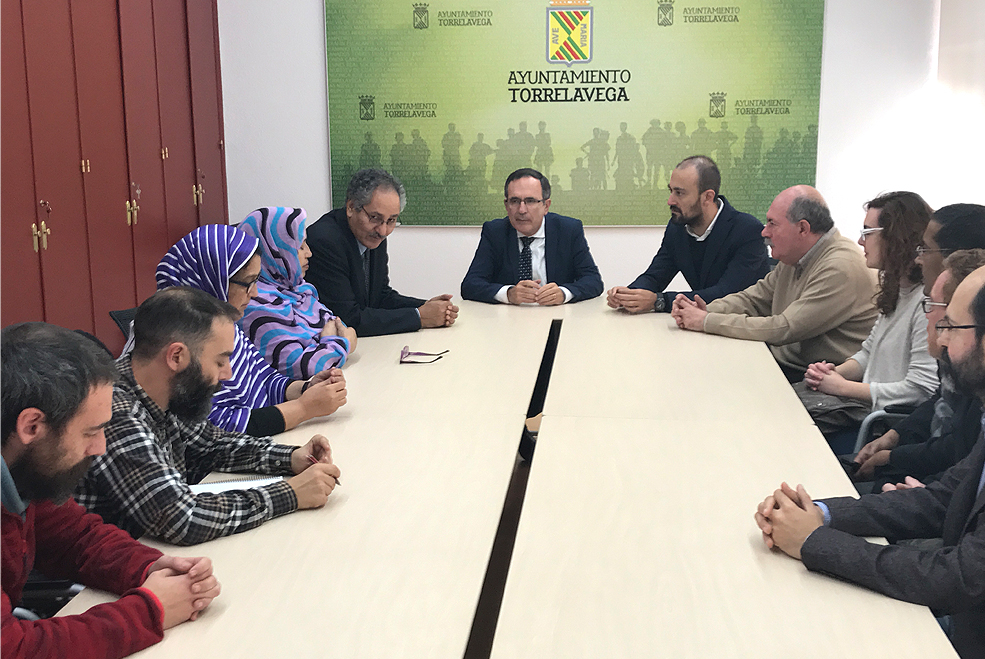 El Ayuntamiento se compromete a cooperar con el pueblo saharaui para ayudar a quienes viven en los campos de refugiados ReunionMinistroSaharaui