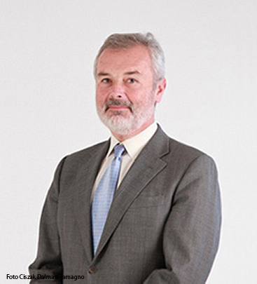 El abogado madrileño Juan Yago Hernández-Canut dimite como consejero independiente de Sniace por motivos personales SniaceJuanYagoHernandezOK