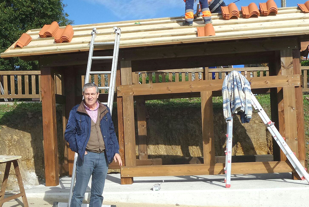 La nueva marquesina de Puente Avíos dará servicio a los usuarios del trasporte escolar SuancesPuenteAviosMarquesin