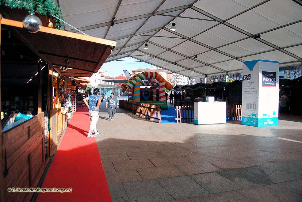 Comerciantes del mercadillo navideño denuncian la organización y el trato recibido y piden compensaciones FeriaNavidad2016