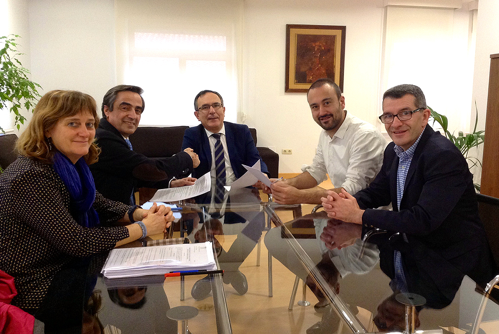 El equipo de Gobierno PSOE-PRC contará con el apoyo de PP y ACPT para aprobar el Presupuesto de 2017 ViaderoacuerdoPP