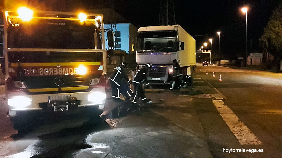 Intervención de los bomberos por la rotura del depósito de un camión y el derrame de gasoil en la calzada BomberosCamionTurberaOK