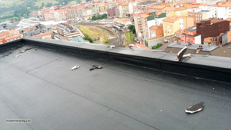 Un rayo causa desperfectos en la cornisa de las Torres de Carabaza sin provocar daños personales RayoTorresCarabazaok