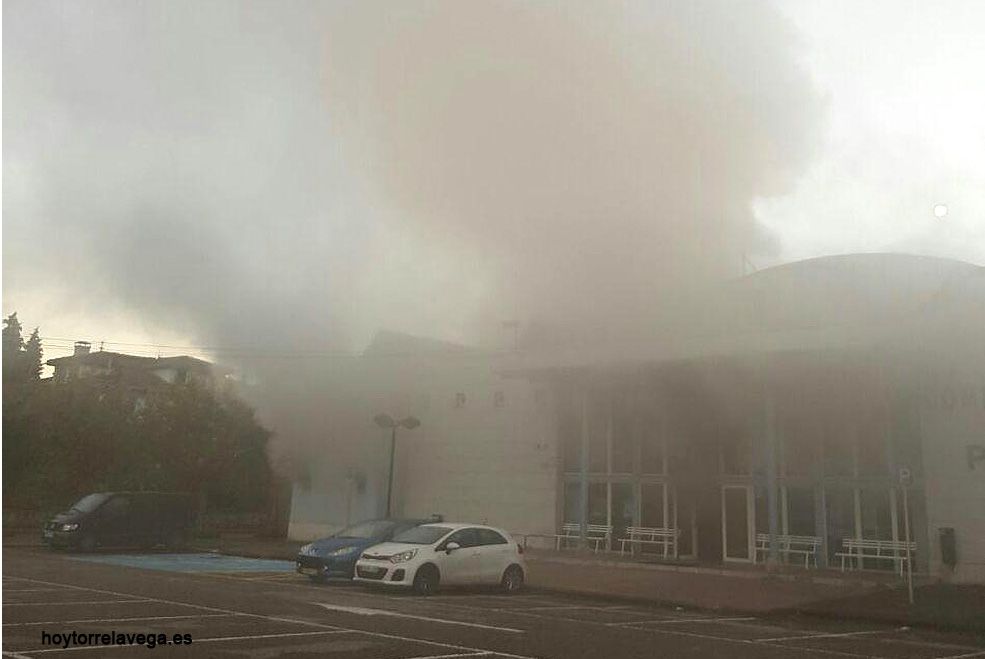 Un incendio provocado por un cortocircuito en la sauna obliga a cerrar la piscina municipal de La Lechera PiscinaIncendio