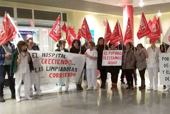 Primera jornada de movilizaciones de la plantilla de la empresa de limpieza del Hospital Sierrallana SierrallanaLimpiezaConcen