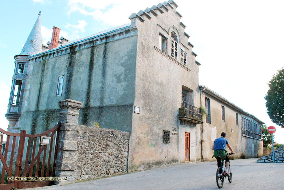 La Consejería de Educación estudiará renovar la cubierta del Colegio Susana del Amo en Suances SuancesPalacioDelAmo01