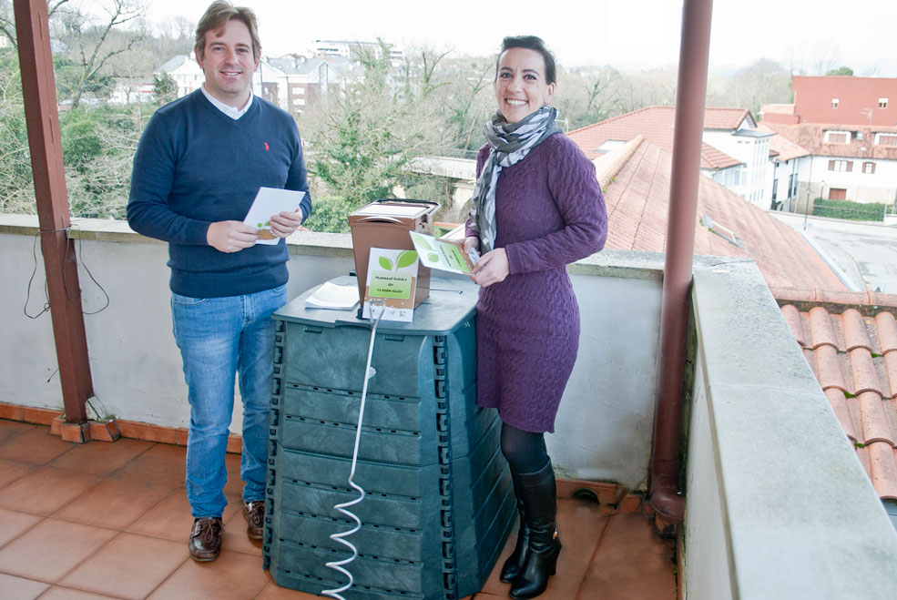 Reocín promueve el compostaje doméstico con un programa que suministra gratuitamente materiales y asesoramiento ReocinAlcaldeEricaCompostaje