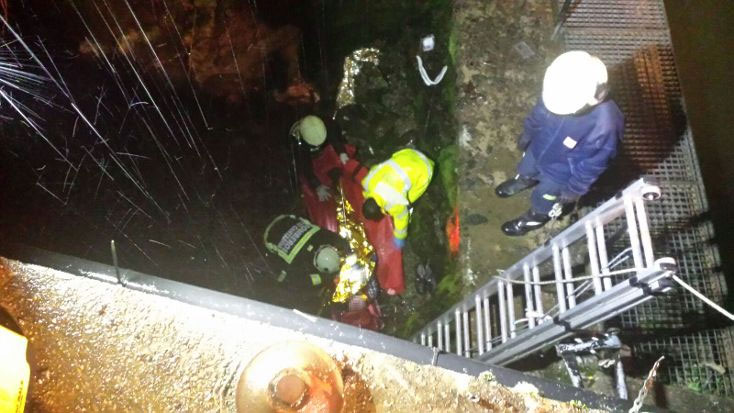 Bomberos del 112 rescatan a dos hombres al caer el vehículo en el que viajaban a un río en Arredondo RescateCocheArredondo